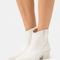 Call It Spring VEGAN OUTLAW - Cowboy/biker Ankle Boot - Ice
